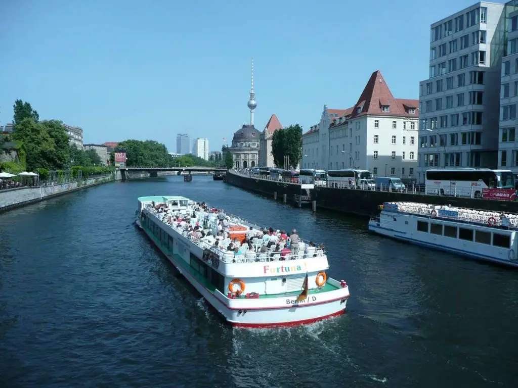 Berlin kann man bequem per Schiff erkunden
