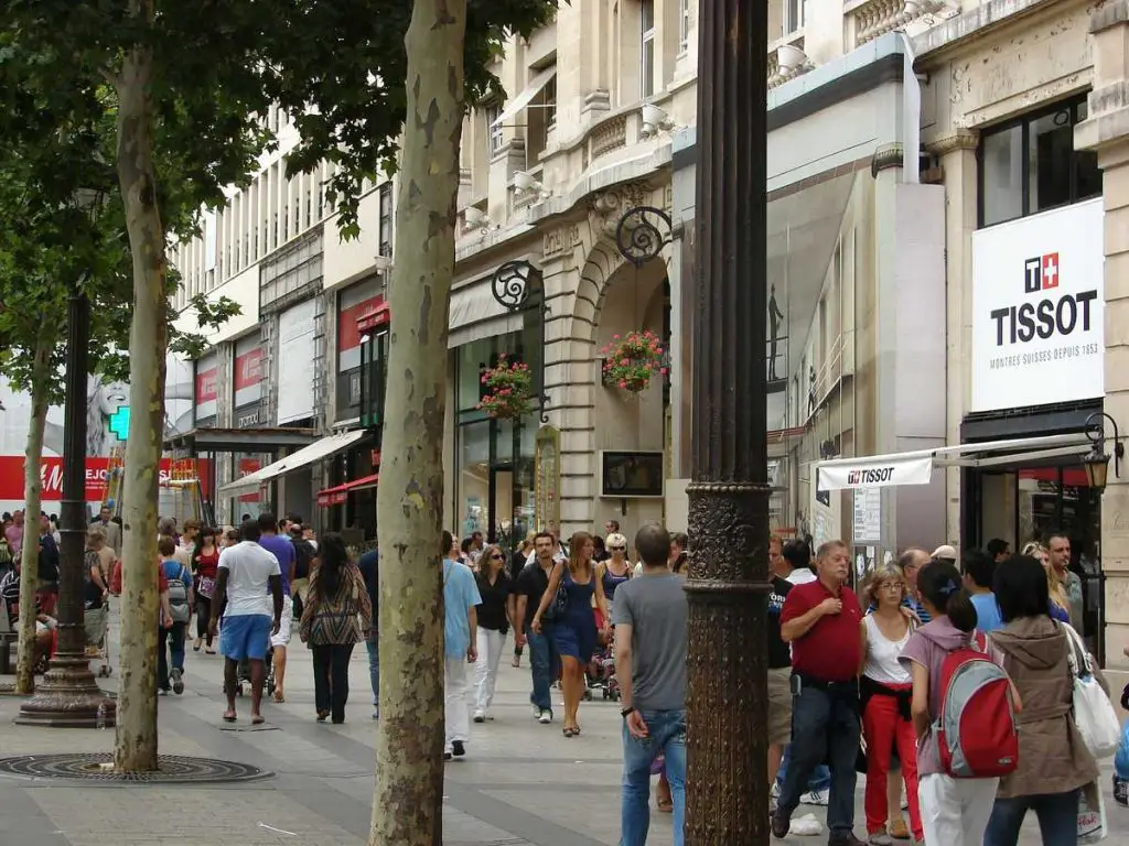 Schönder Shoppen auf den Champs Elysees