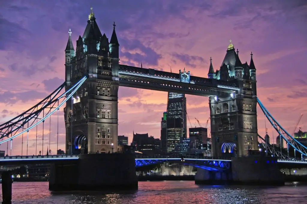 Die Tower Bridge nach Sonnenuntergang