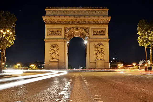Gehört zu den Sehenswürdigkeiten in Paris: Der Arc de Triomphe bei nacht