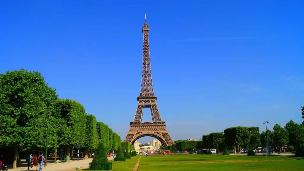 Der Eiffelturm - vom Marsfeld gesehen