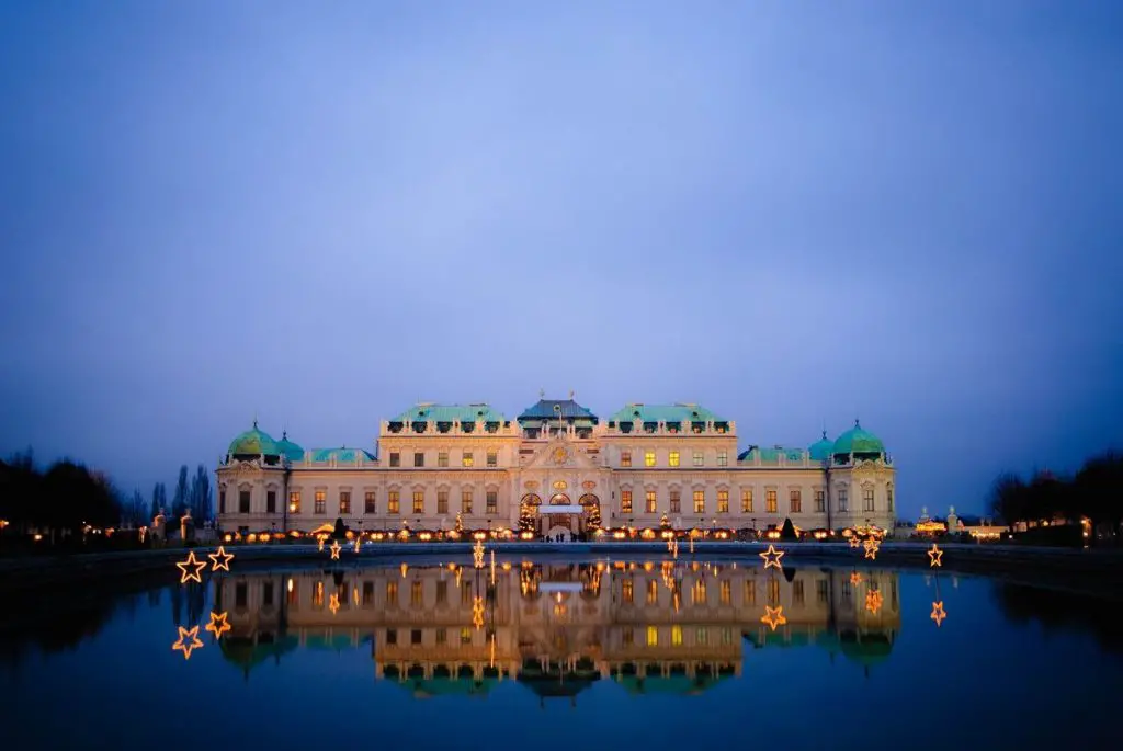 Malerisch: Das Schloß Schönbrunn am Abend
